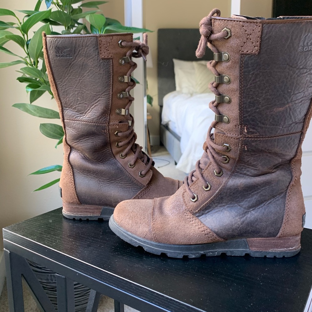 Sorel brown lace up boots size 6.